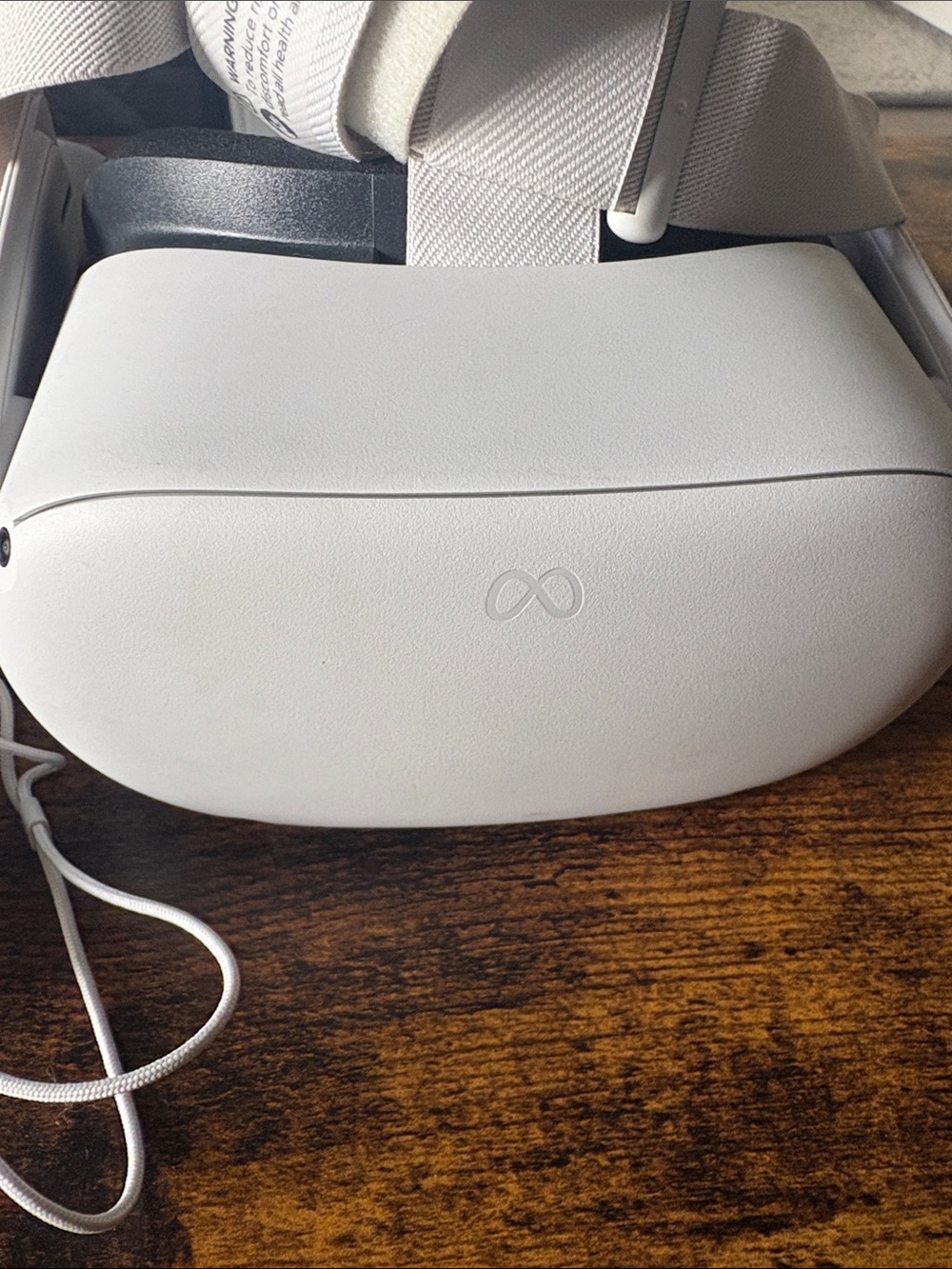 Oculus White Standalone VR Headset with White Controllers - Picture 2 of 3